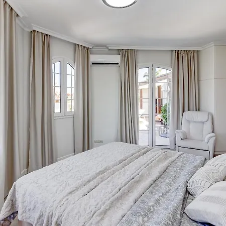 Luxury El Duque Ocean View 빌라 *